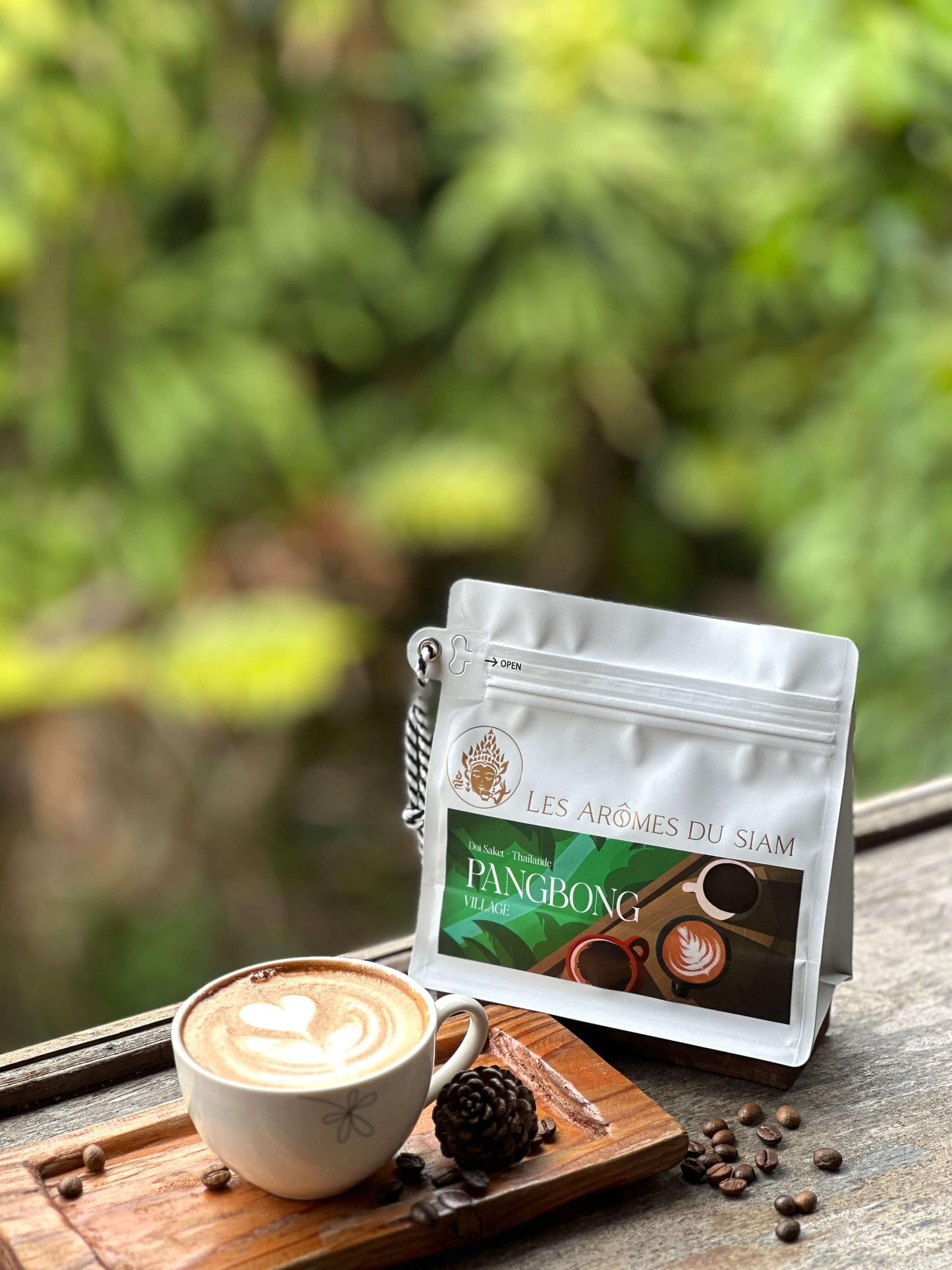 Café Pang Bong village en sachet avec tasse de café et grains de café sur une table en bois, vue en extérieur.